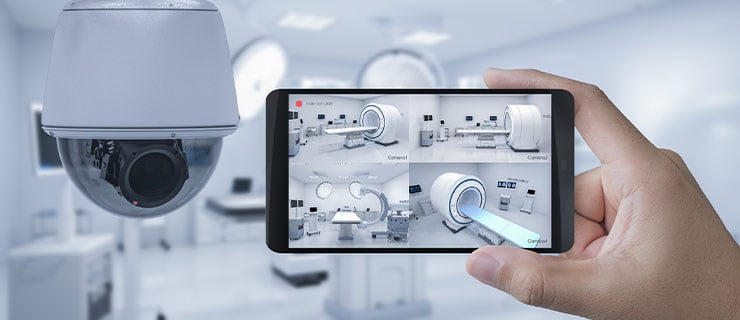 Surveillance d'un hôpital par smartphone avec plusieurs perspectives de caméra d'une salle d'IRM